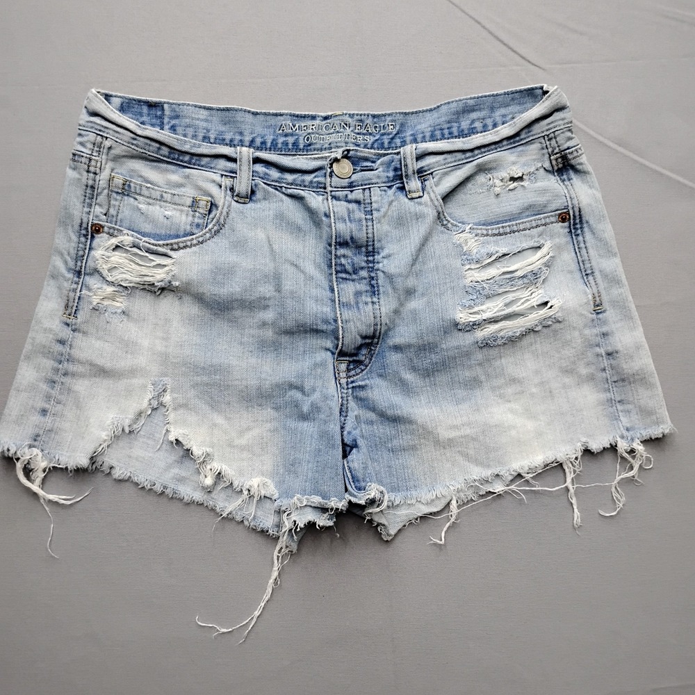 American Eagle Distressed Denim Shorts Light Wash Button Fly Size 14 Distressed